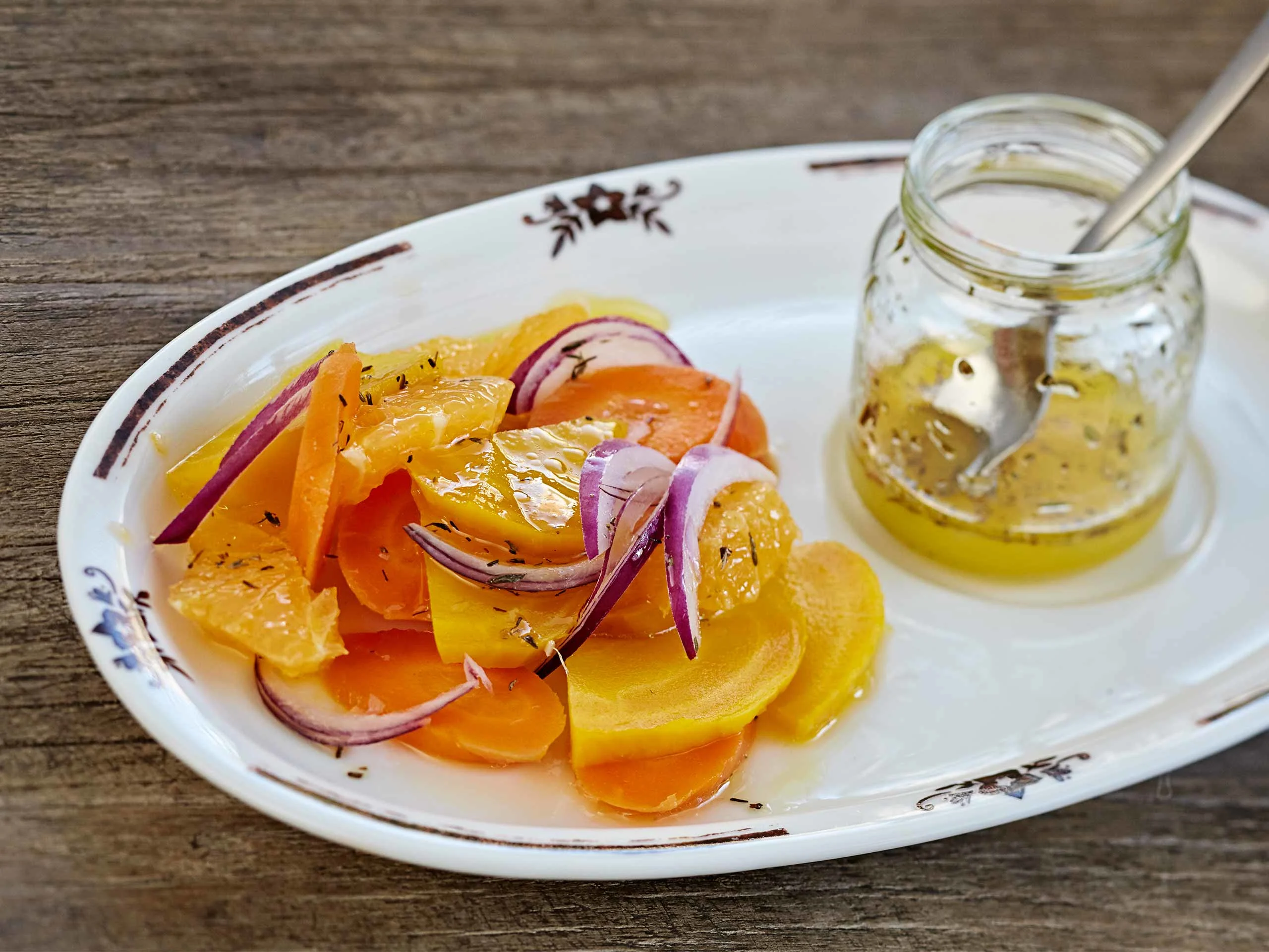 Keltajuuri-mandariinisalaatti