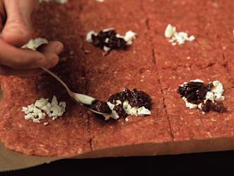 Jaa levy 9 tai 12 palaan. Nosta paloille valitsemaasi täytettä.