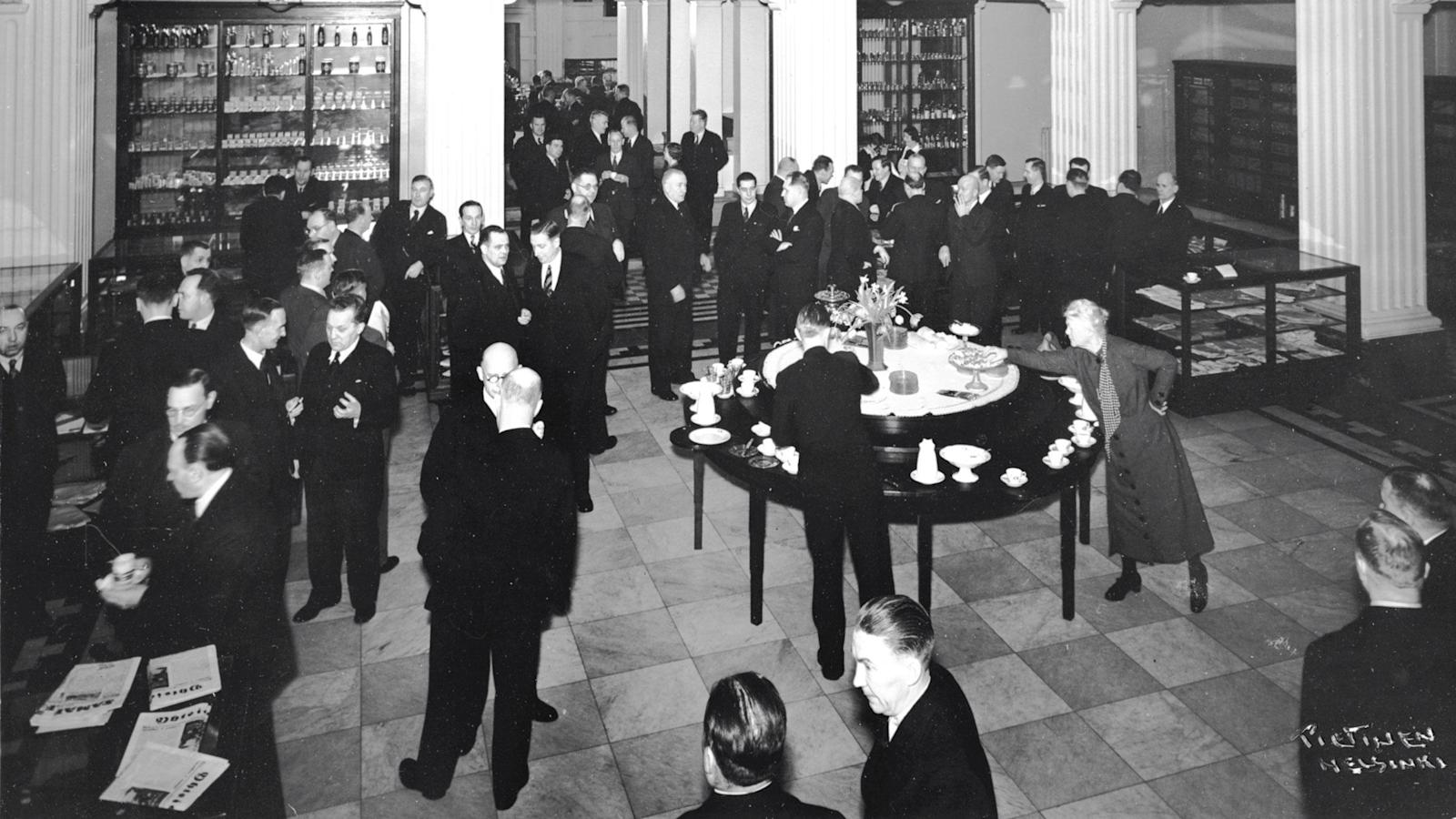 Liikkeenhoitajain neuvottelupäivät.Pääkonttorin näyttelyhallissa vuonna 1938 