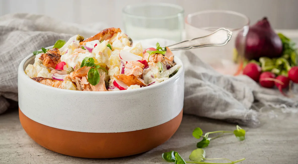 Vesikrassilla maustettu lohi-perunasalaatti