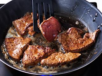 Ruskista maksapalat voissa pannulla. Mausta valkopippurilla.