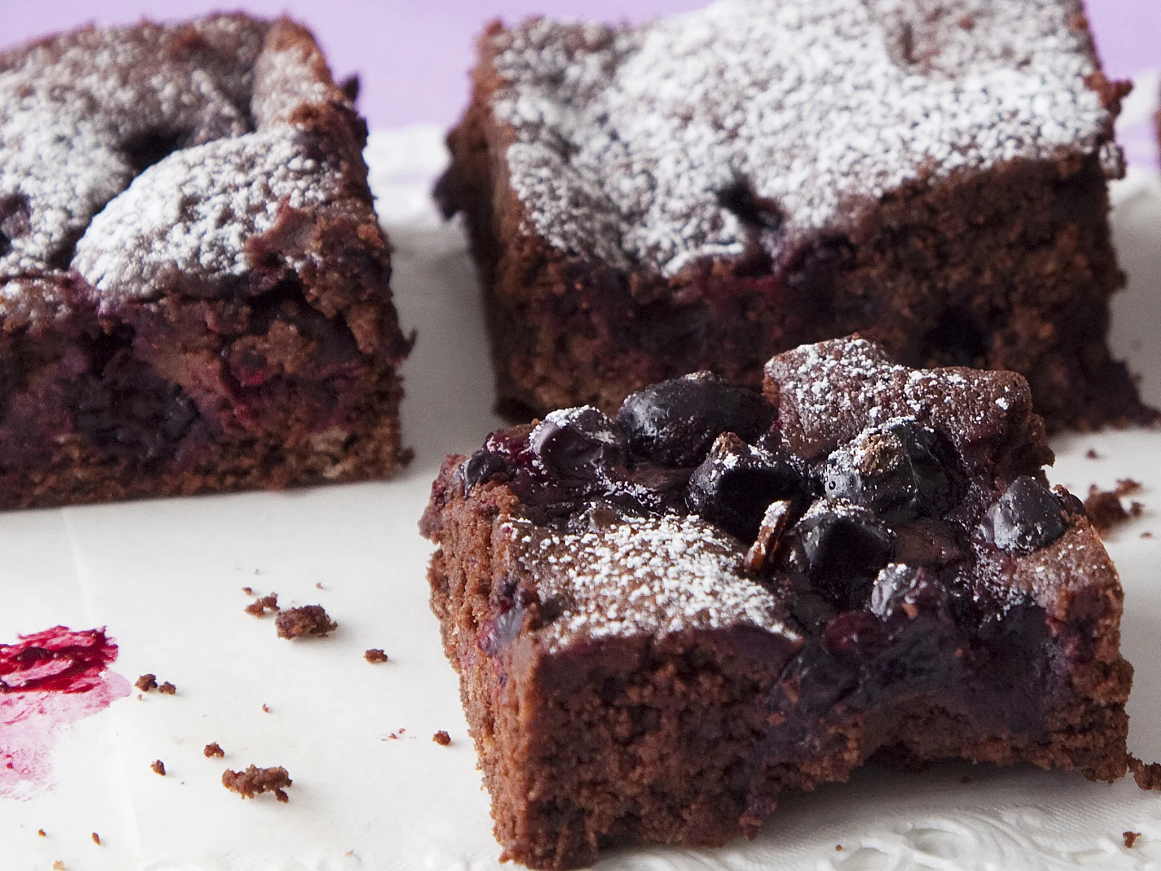 Mustaherukka-suklaabrowniet