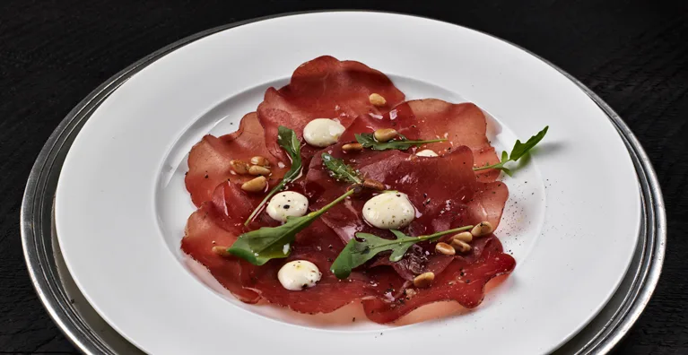 Bresaola-carpaccio ja parmesaanimajoneesi