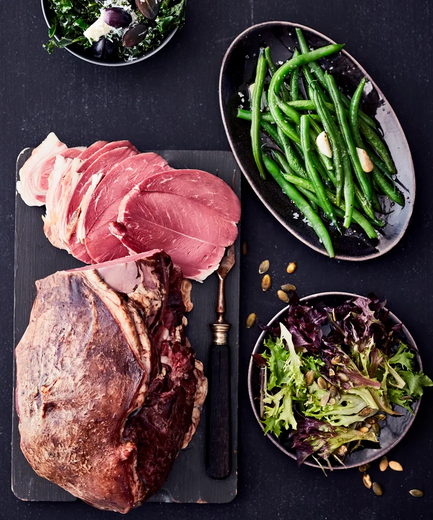 Karitsanpaisti ja vihreät lisukkeet