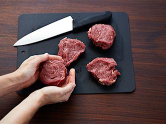 Leikkaa fileestä neljä pihviä. Muotoile ne pyöreiksi.