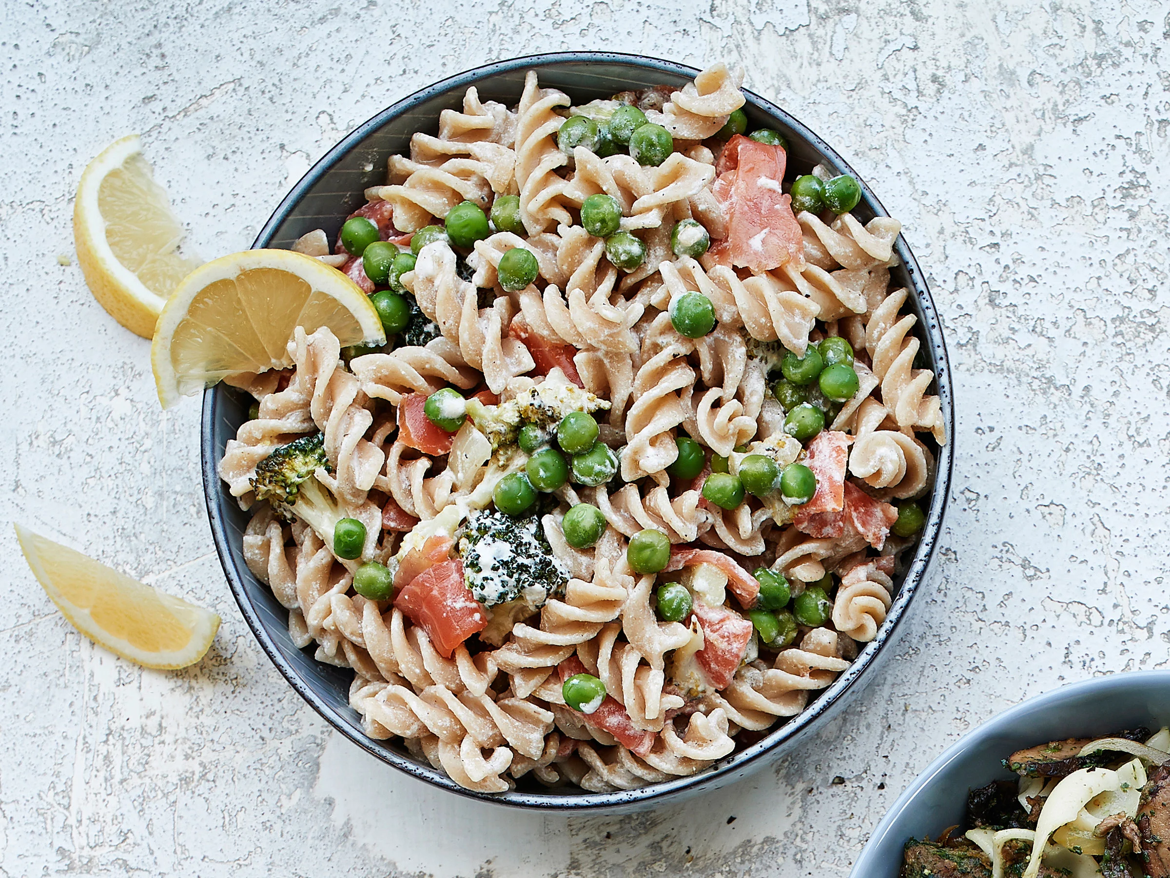 Kevättä enteilevä lohipasta