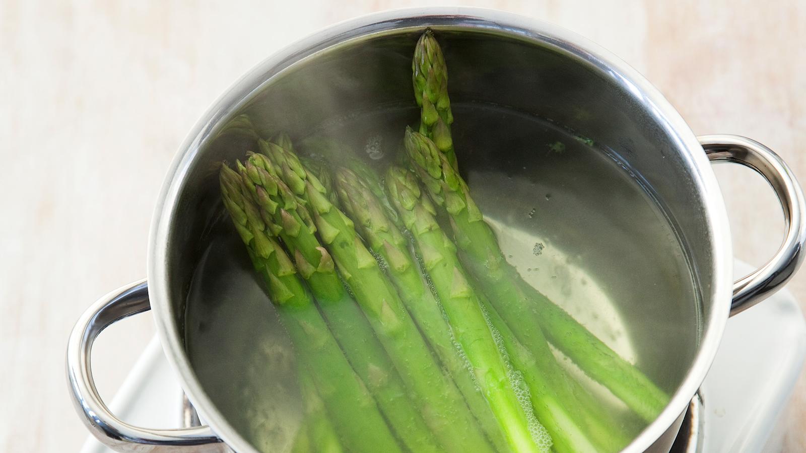 Keitä parsoja 5 minuuttia suolalla maustetussa vedessä napakan kypsiksi. Nosta parsat valumaan.