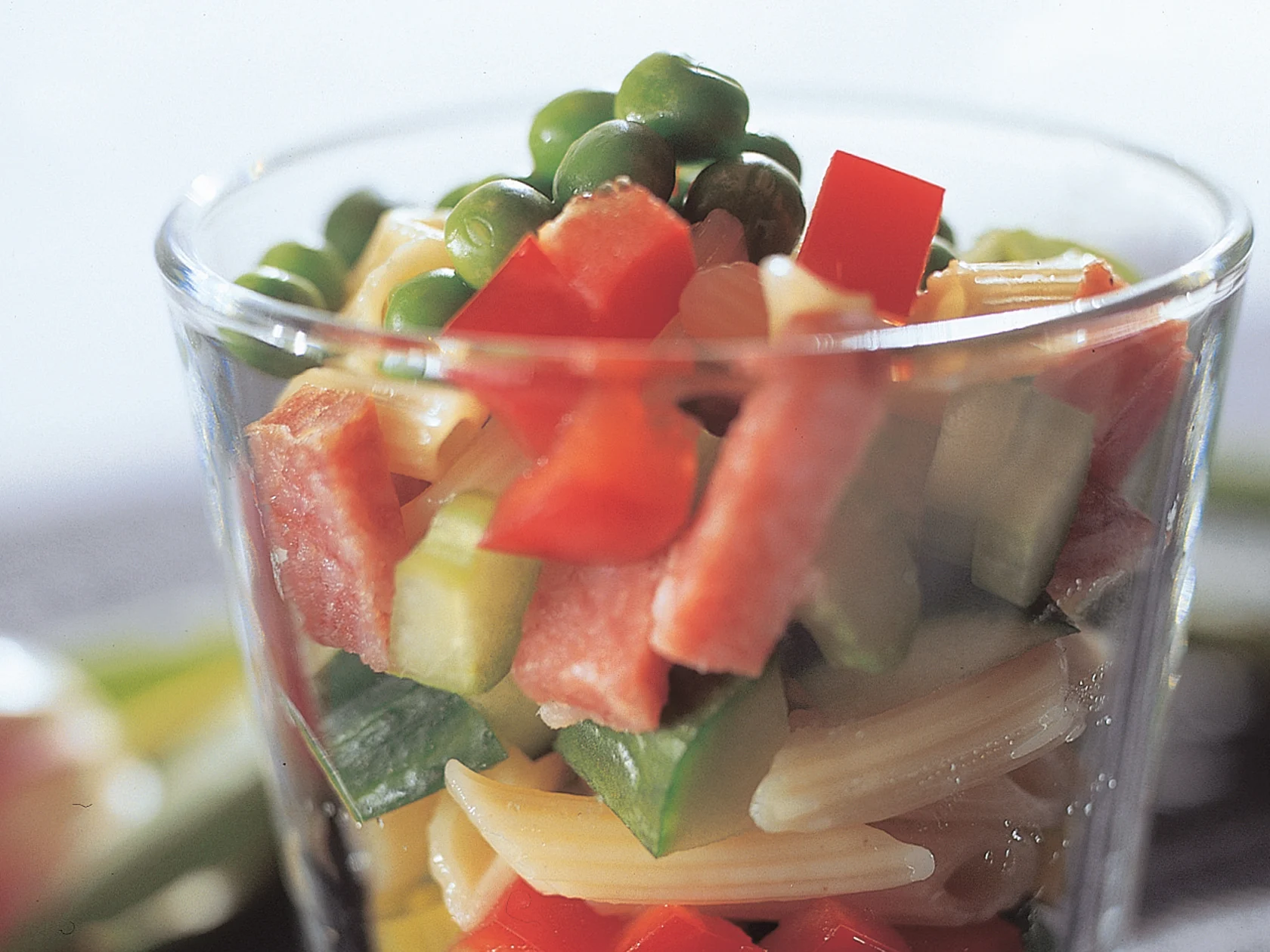 Salami-pastasalaatti