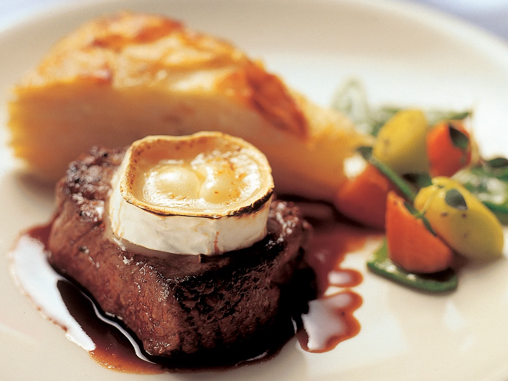 Vuohenjuustolla kuorrutetut pihvit