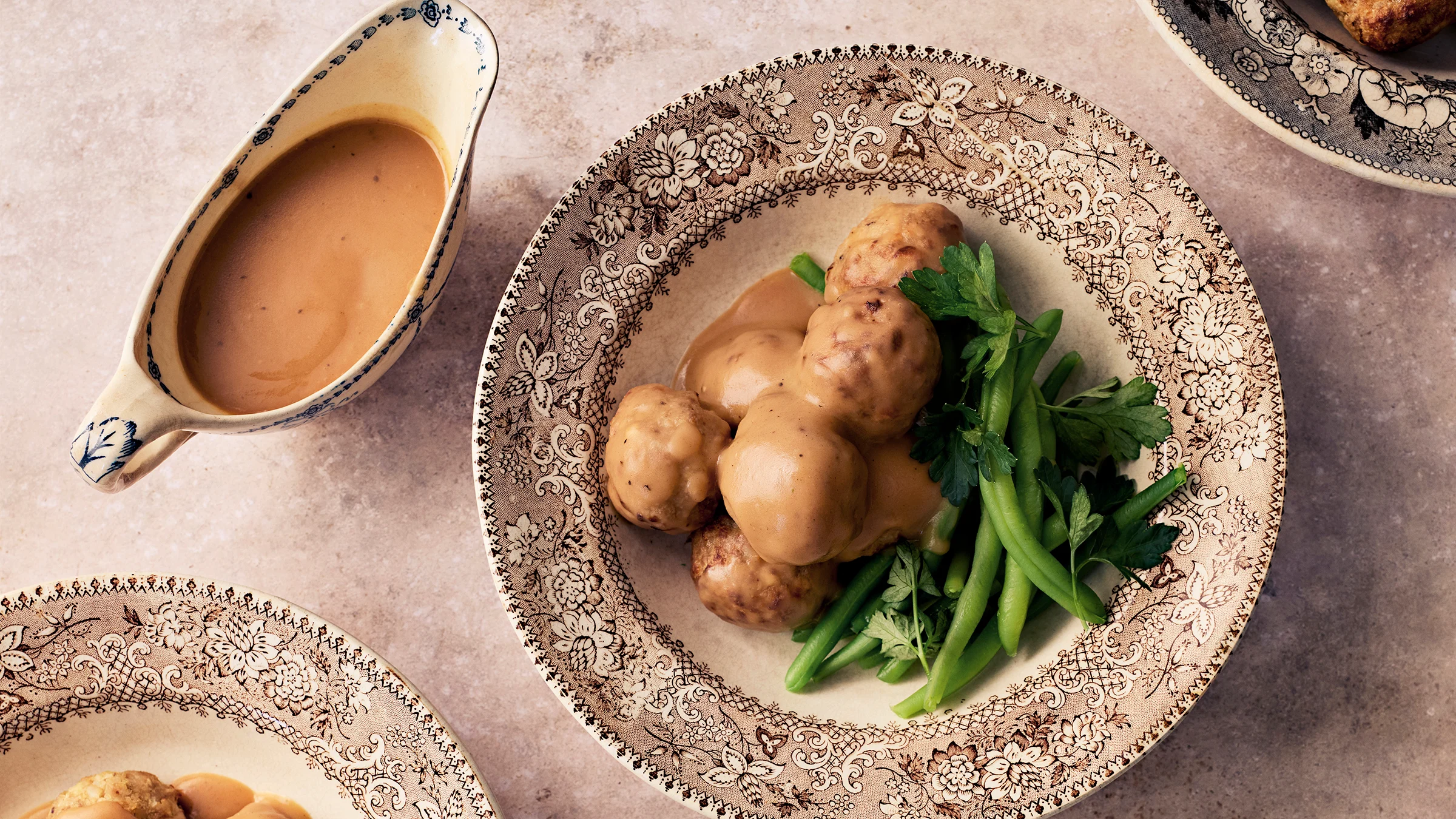 Täydellinen ruskea kastike, lihapullat ja höyrytetyt vihreät pavut