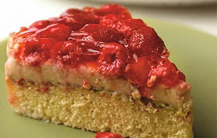 Vadelma-mansikka-pistaasitorttu