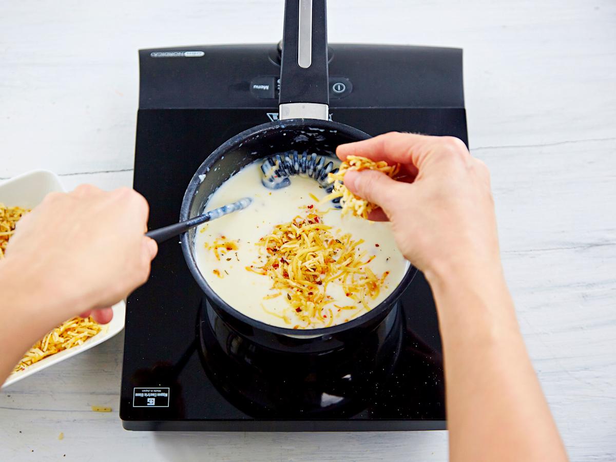 Valmista juustokastike. Sulata rasva kattilassa ja lisää jauhot. Anna kiehahtaa. Lisää maito ja sekoita tasaiseksi. Keitä sekoittaen kunnes kastike sakenee. Sekoita joukkoon osa juustoraasteesta.