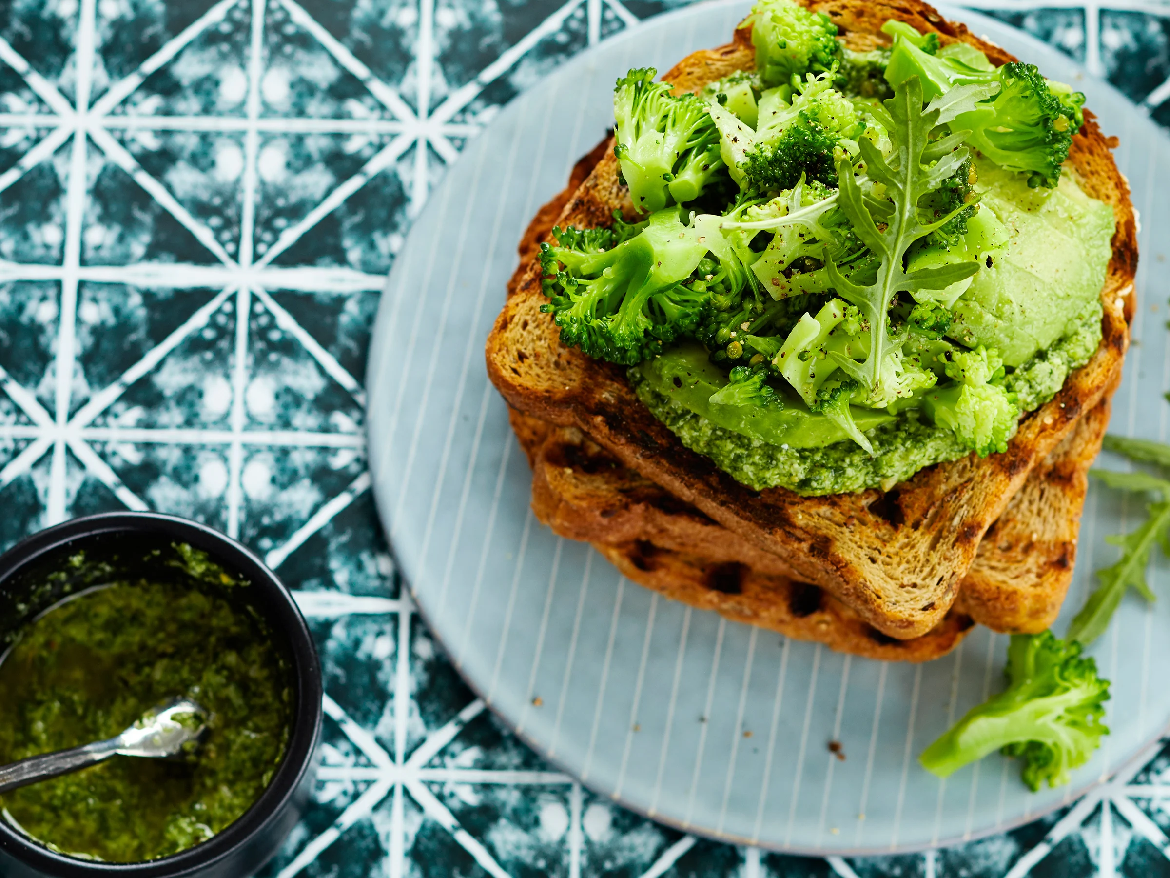 Parsakaali-avokadoleivät