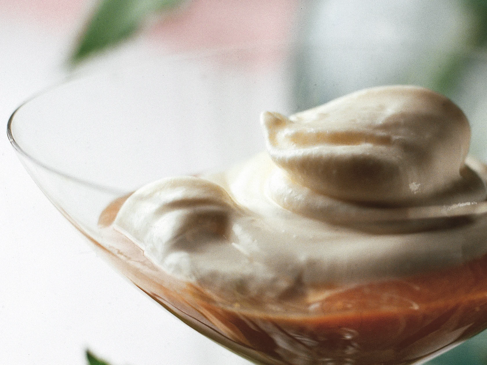 Ruusunmarja-tuorejuustomalja