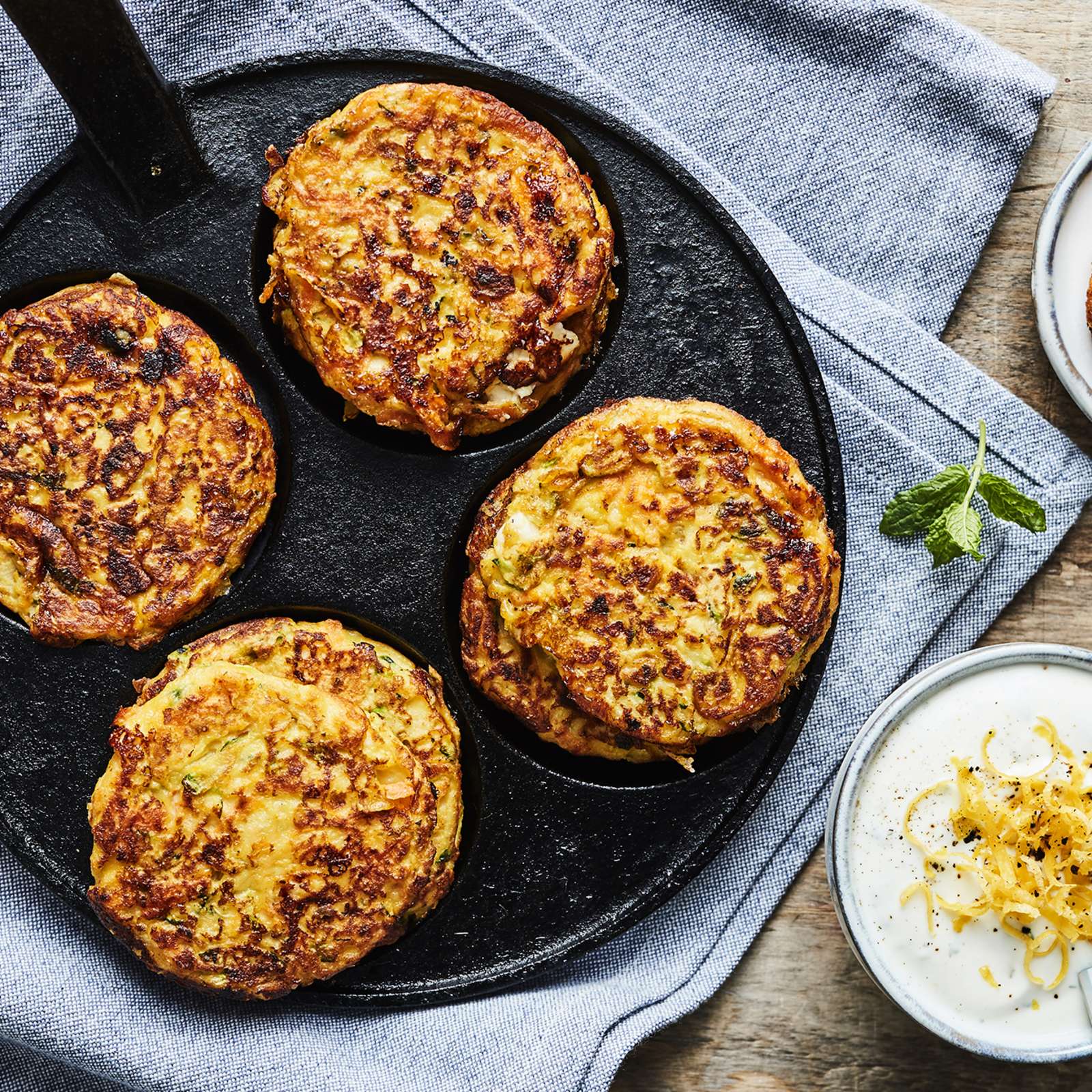 Feta-kasvispihvit, fetalla maustetut porkkana-kesäkurpitsapihvit