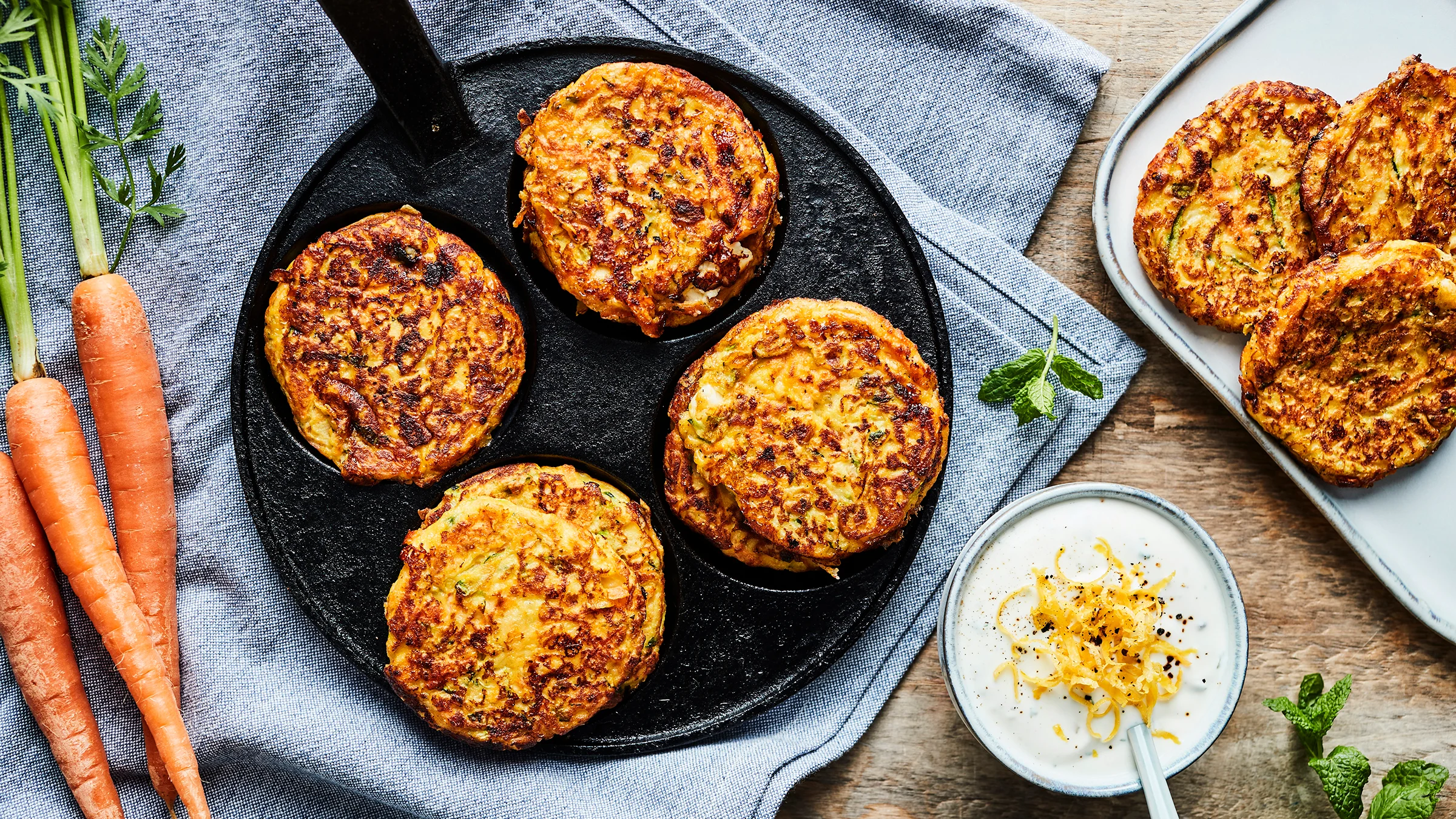 Feta-kasvispihvit, fetalla maustetut porkkana-kesäkurpitsapihvit