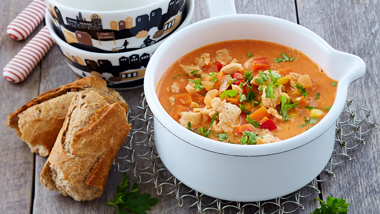 Kana-kookoskeittoa valkoisessa kasarissa.