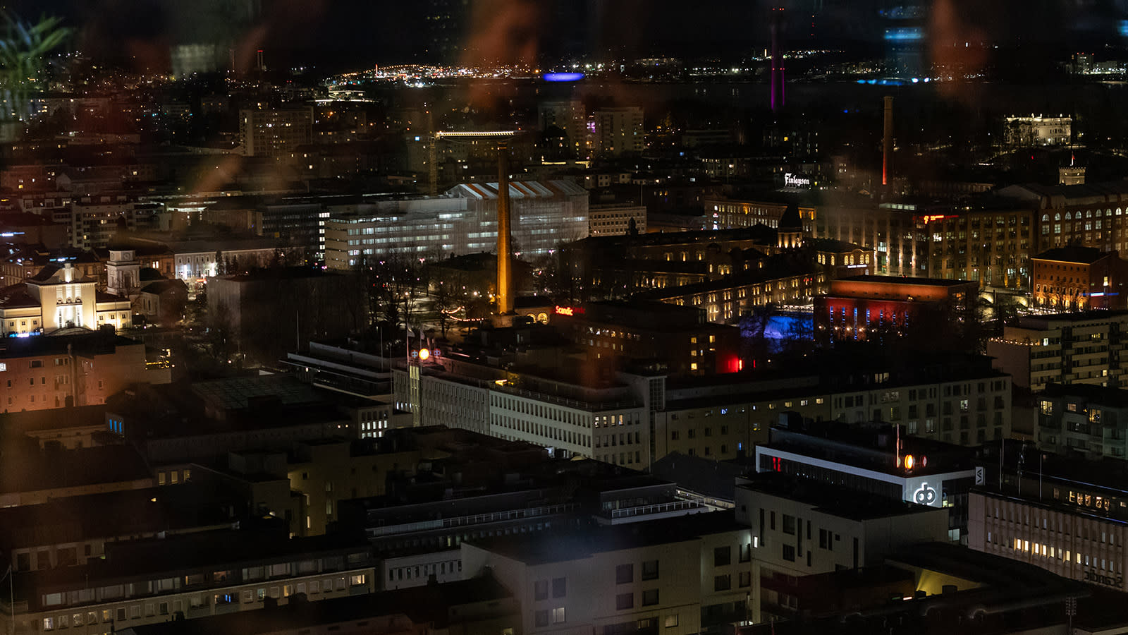 Tampereen kaupunkia yöaikaan hotellin ikkunasta kuvattuna.