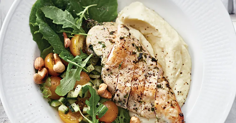 Paahdettu broilerinfilee, kukkakaalisose ja salaatti