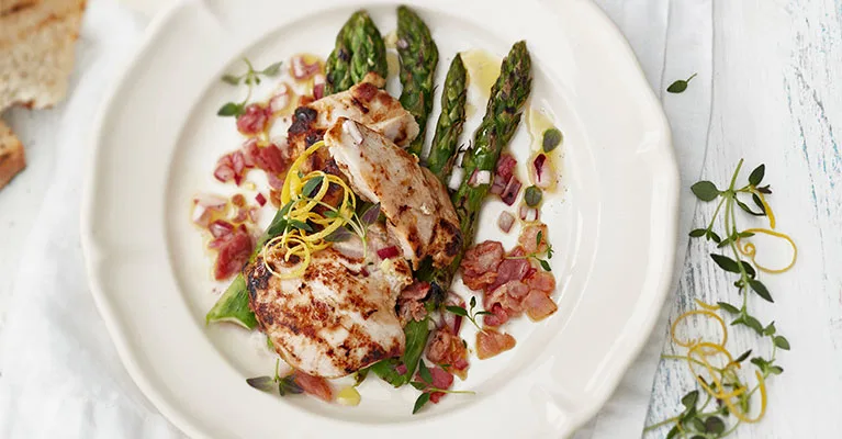 Timjamilla maustettu broilerinpaistileike ja parsaa