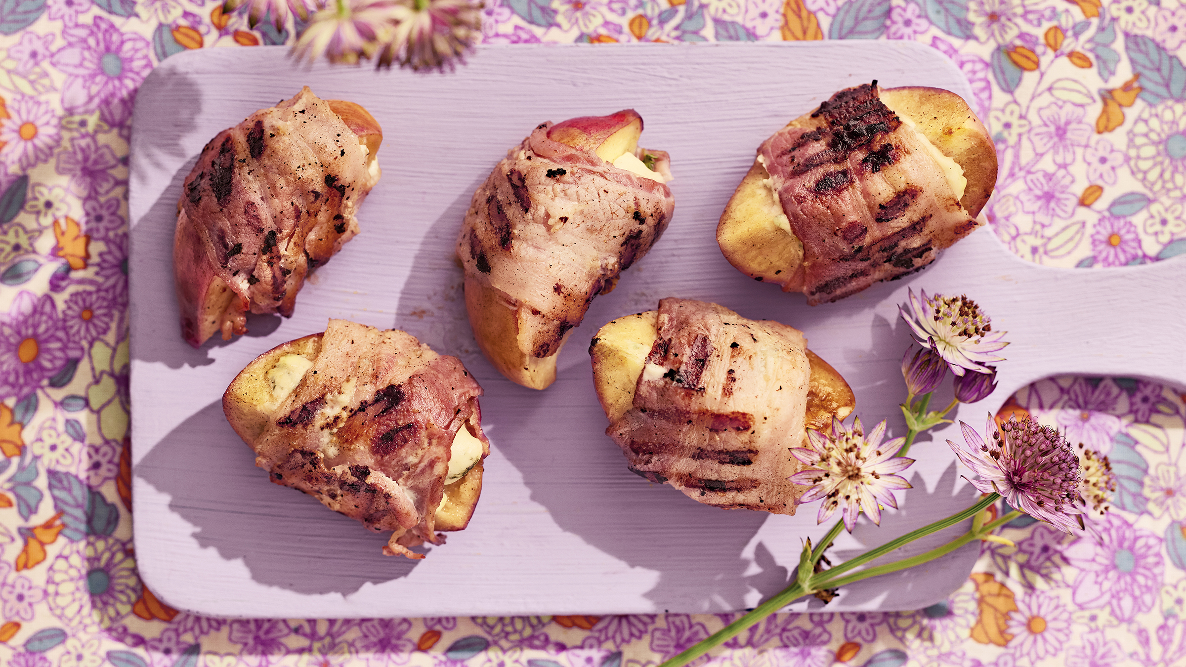 Grillatut pekoni-nektariinit