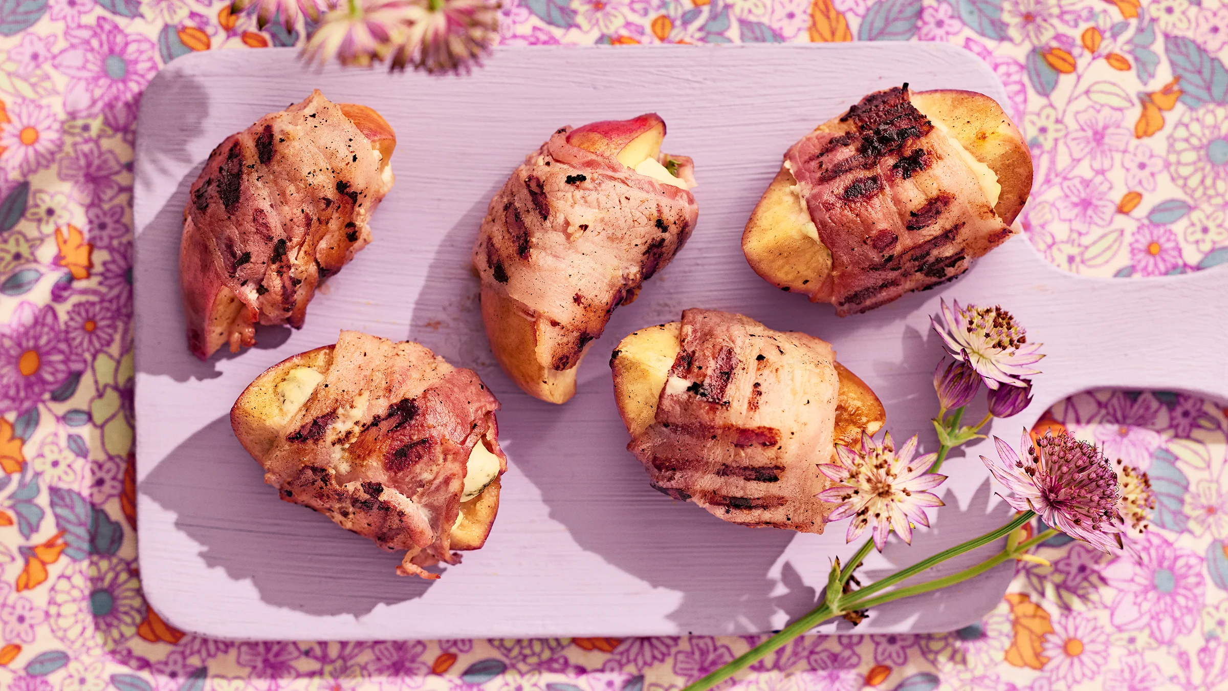 Grillatut pekoni-nektariinit