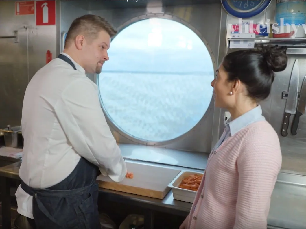 Kurkista laivan keittiöön – täällä loihditaan herkut buffet-pöytään