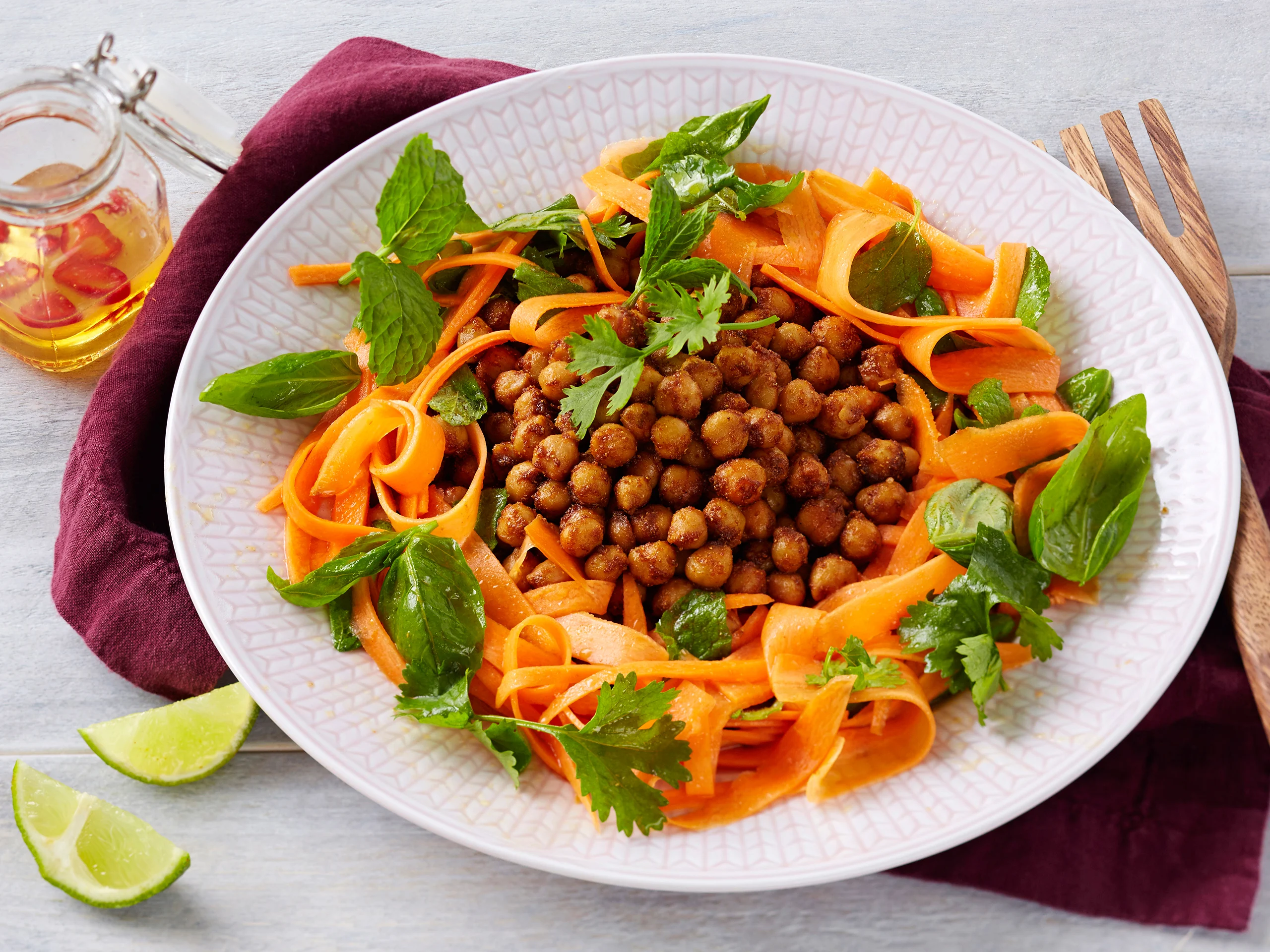 Mausteinen porkkana-kikhernesalaatti