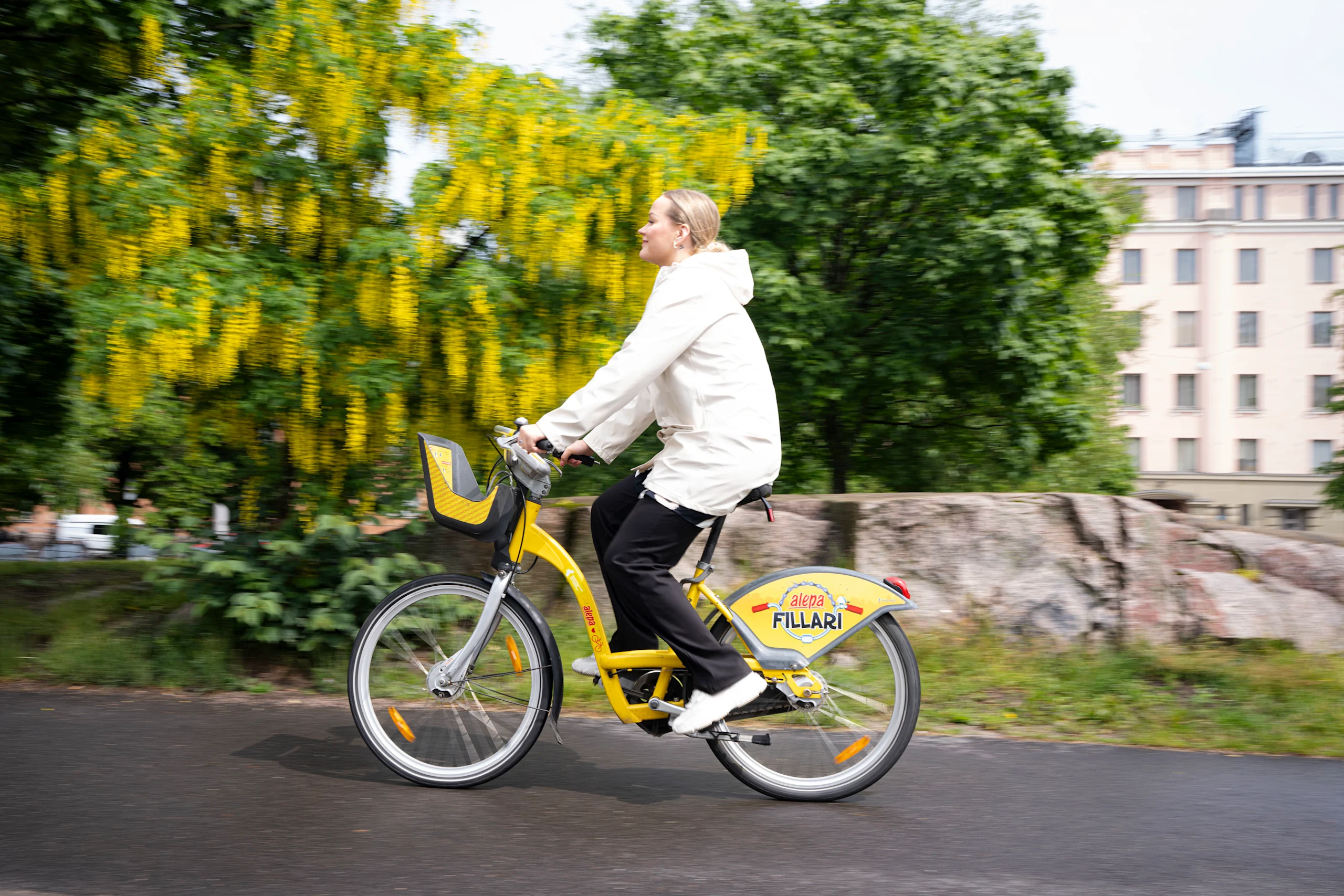 Nainen pyöräilee Alepa-fillarilla