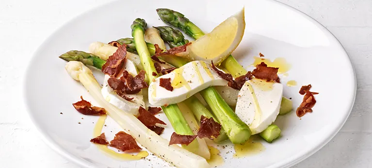 Parsasalaatti, (tryffeli)mozzarella ja prosciuttosipsit