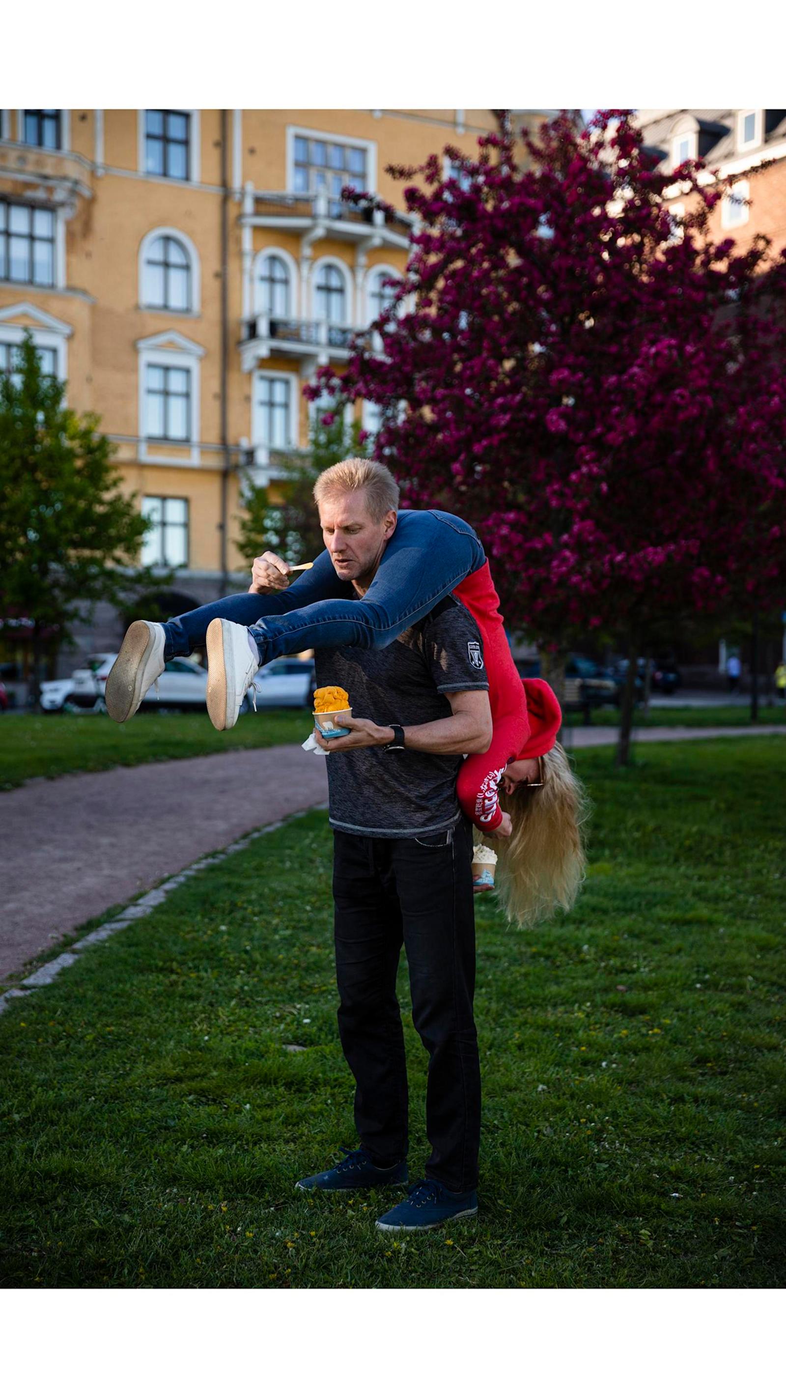 Katja ja Taisto kerrostalon edustalla olevassa puistossa