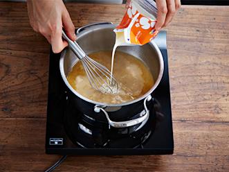 Keitä lientä kokoon kunnes jäljellä on n. 3 dl. Lisää kerma ja kiehauta.