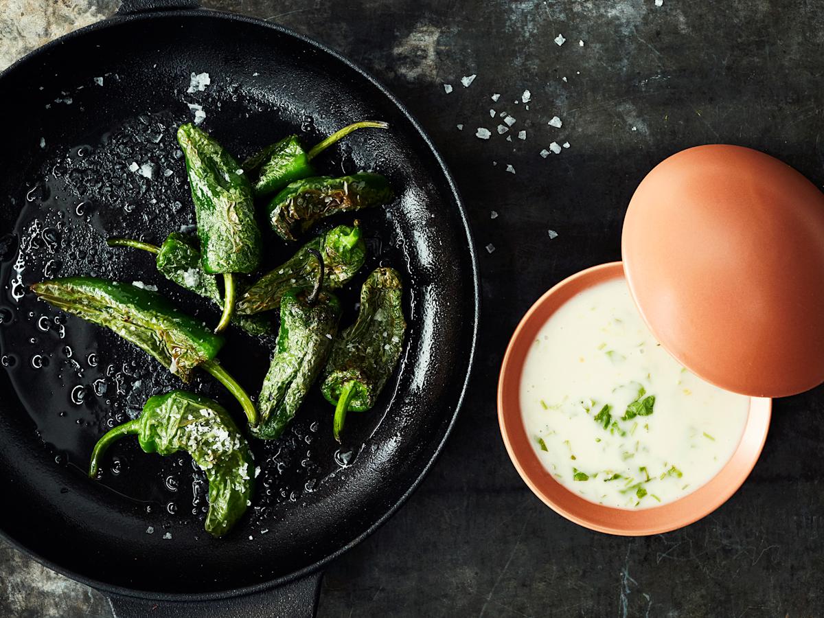 Tapaspaprikat ja sitruuna-anjoviskastike