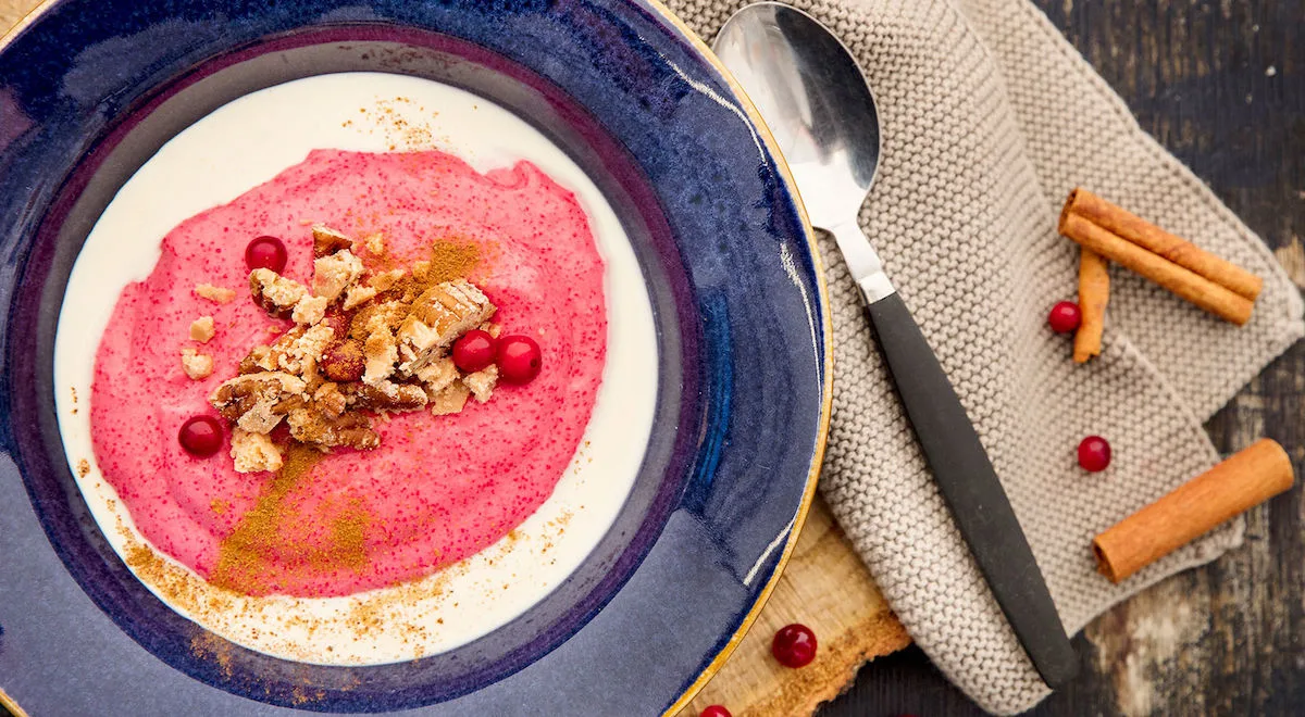 Karpalovispipuuro, pekaanipraliinia ja kanelikermaa