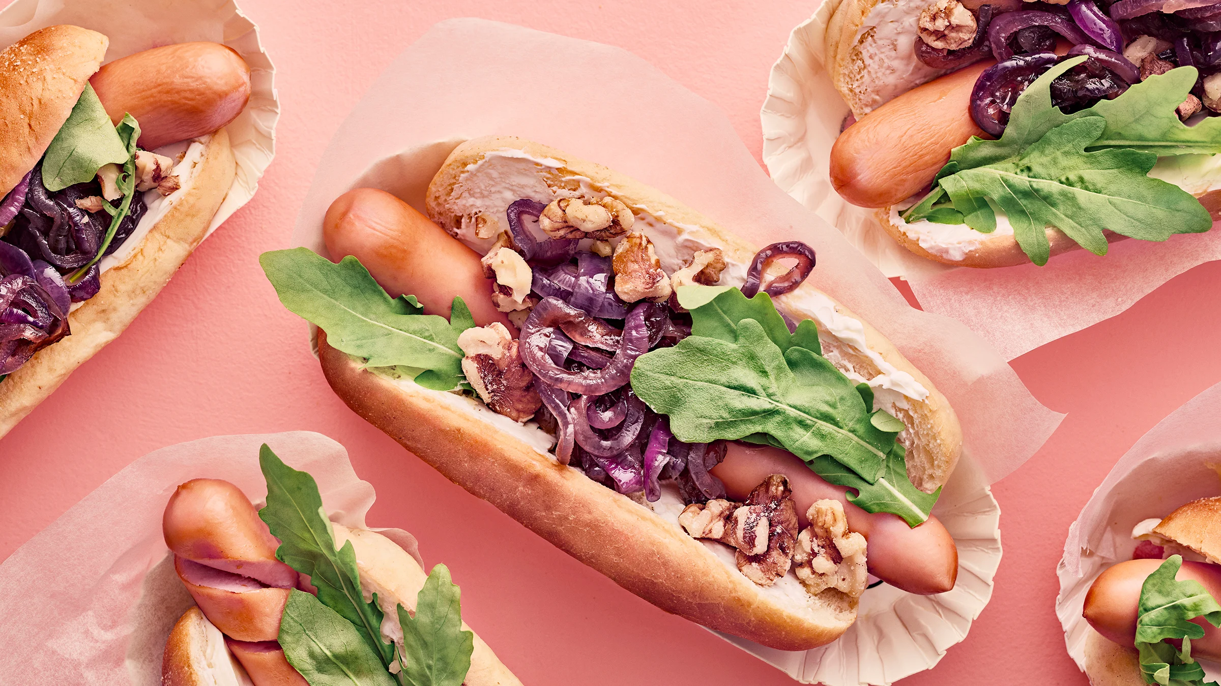 Karamellisoitu sipuli & tuorejuusto -hot dogit