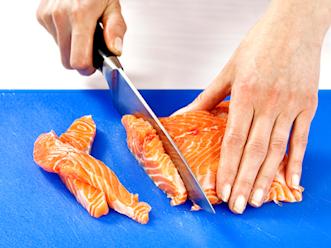 Leikkaa nahaton lohifilee suikaleiksi.