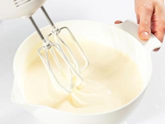 Vatkaa munat ja sokeri kuohkeaksi vaahdoksi. Vaahto on valmista, kun siitä tehty kuvio pysyy hetken pinnalla.