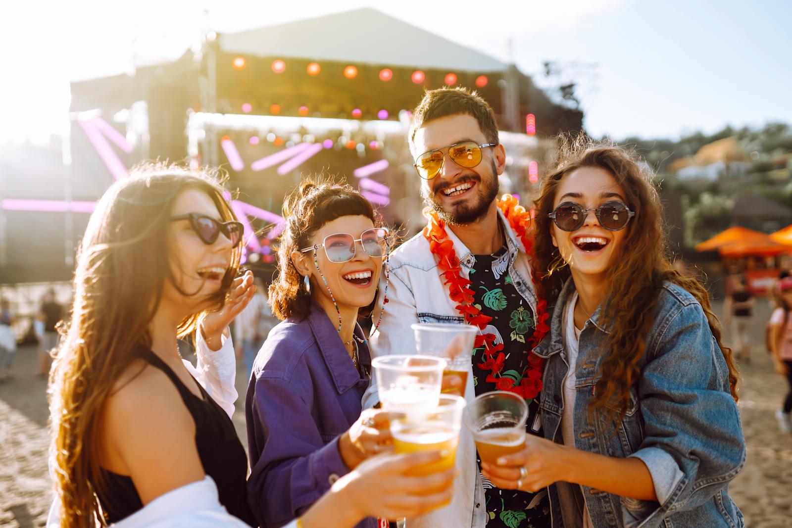 Hyväntuulinen ystäväporukka festareilla