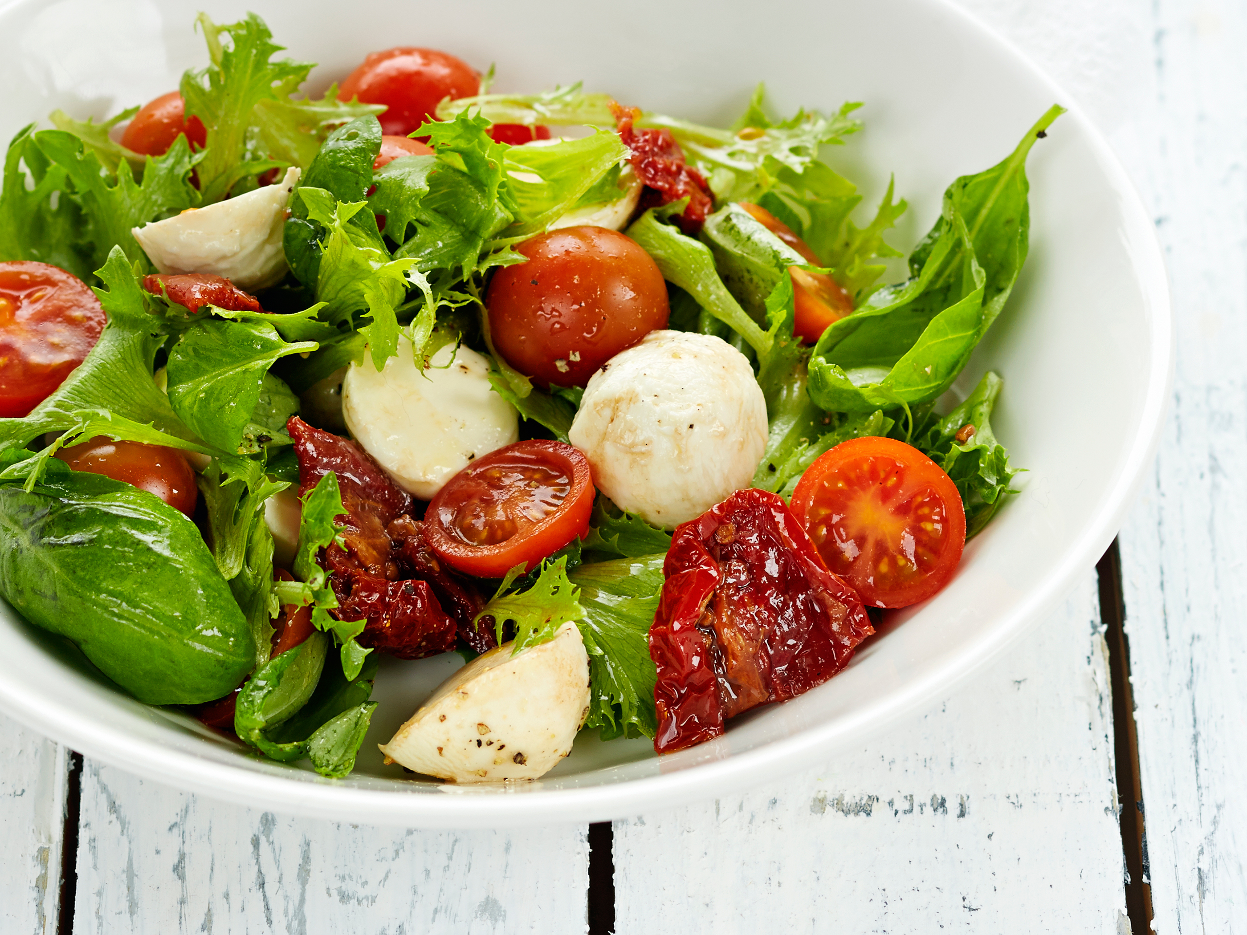 Kahden tomaatin Caprin salaatti | Salaatit | Yhteishyvä