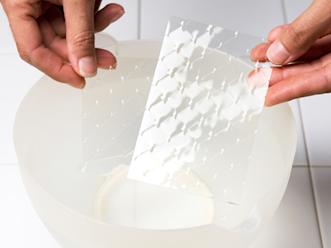 Liota liivatelehtiä runsaassa kylmässä vedessä 5–10 minuuttia.