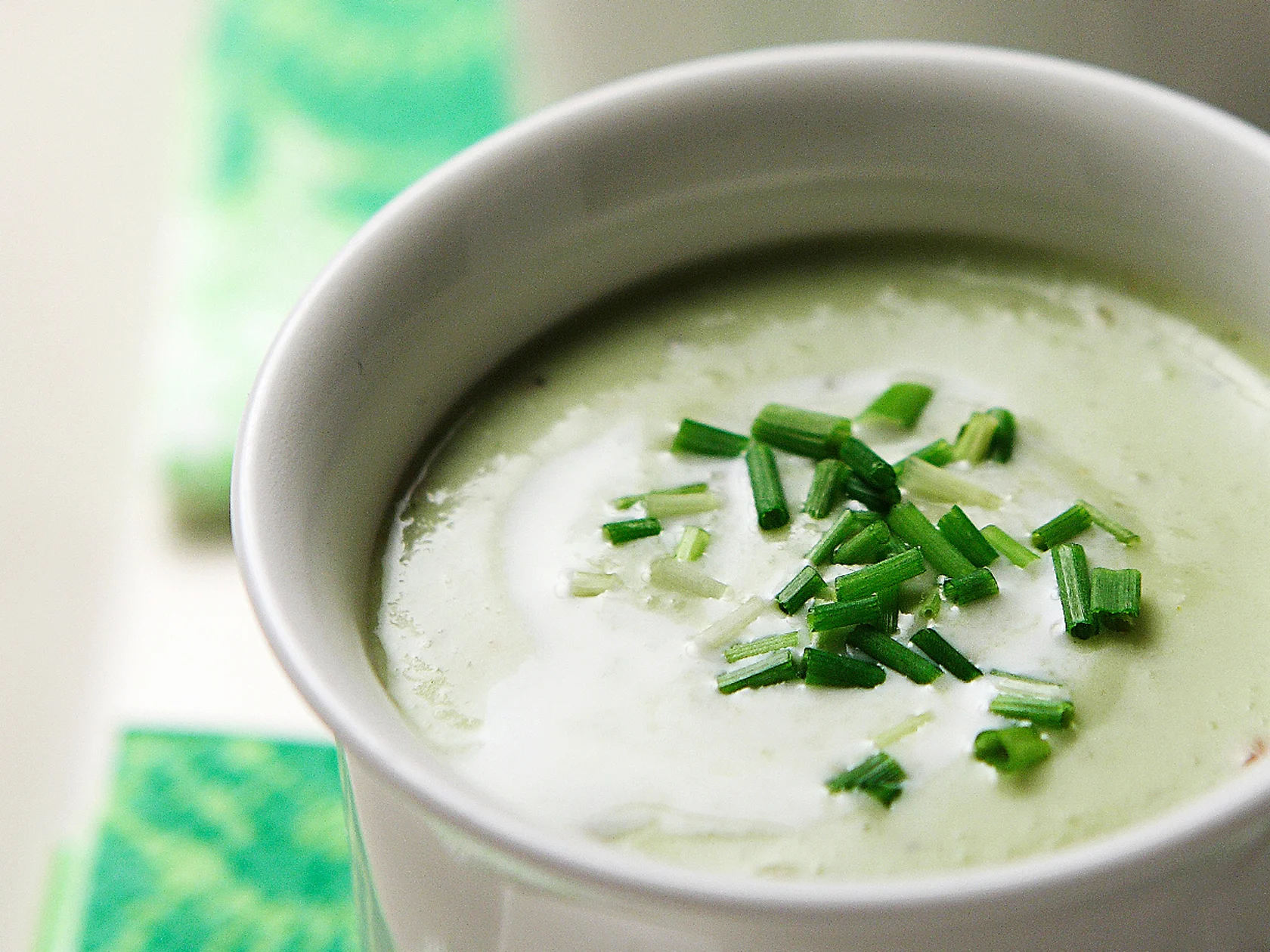 Kylmä avokadokeitto