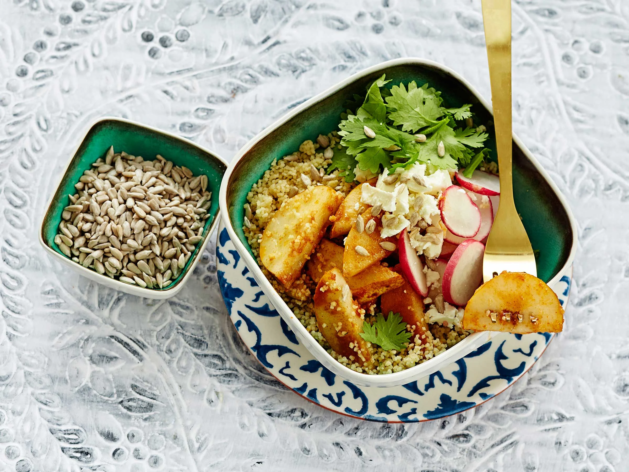 Päärynä-couscoussalaatti