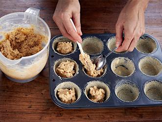 Voitele ja korppujauhota muffinivuoat. Annostele taikina vuokiin. Paista 200-asteisen uunin alatasolla noin 25 minuuttia.