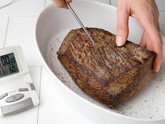 Työnnä lihalämpömittari paistin paksuimpaan kohtaan. Paista 125-asteisen uunin keskitasolla, kunnes lihan sisälämpötila on 60 astetta. Tällöin paisti on sisältä punertavaa ja pinnalta täysin kypsää. Varaa uunikypsennykseen aikaa noin 1–1/2 tuntia kiloa...