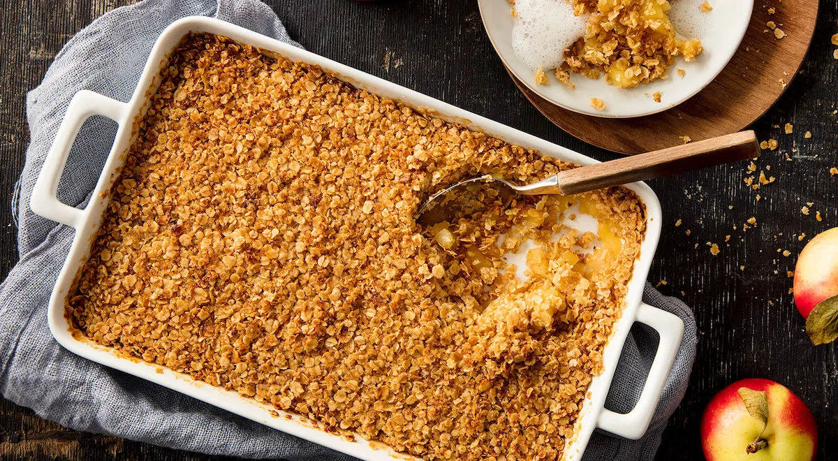 Omenakaurapaistos ja mikroaaltouunissa tehty vaniljakastike