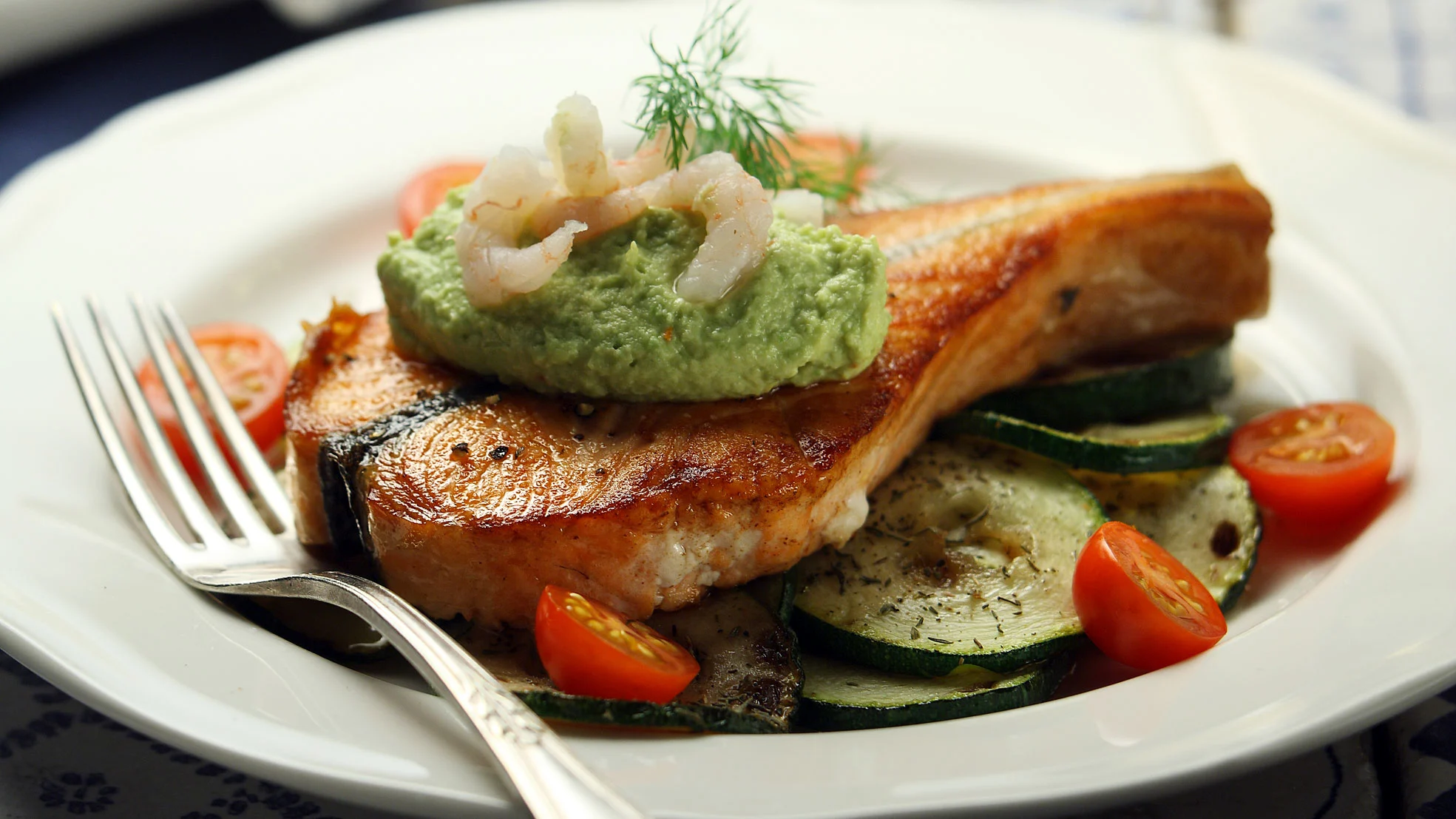 Lohimedaljongit ja avokadotahna