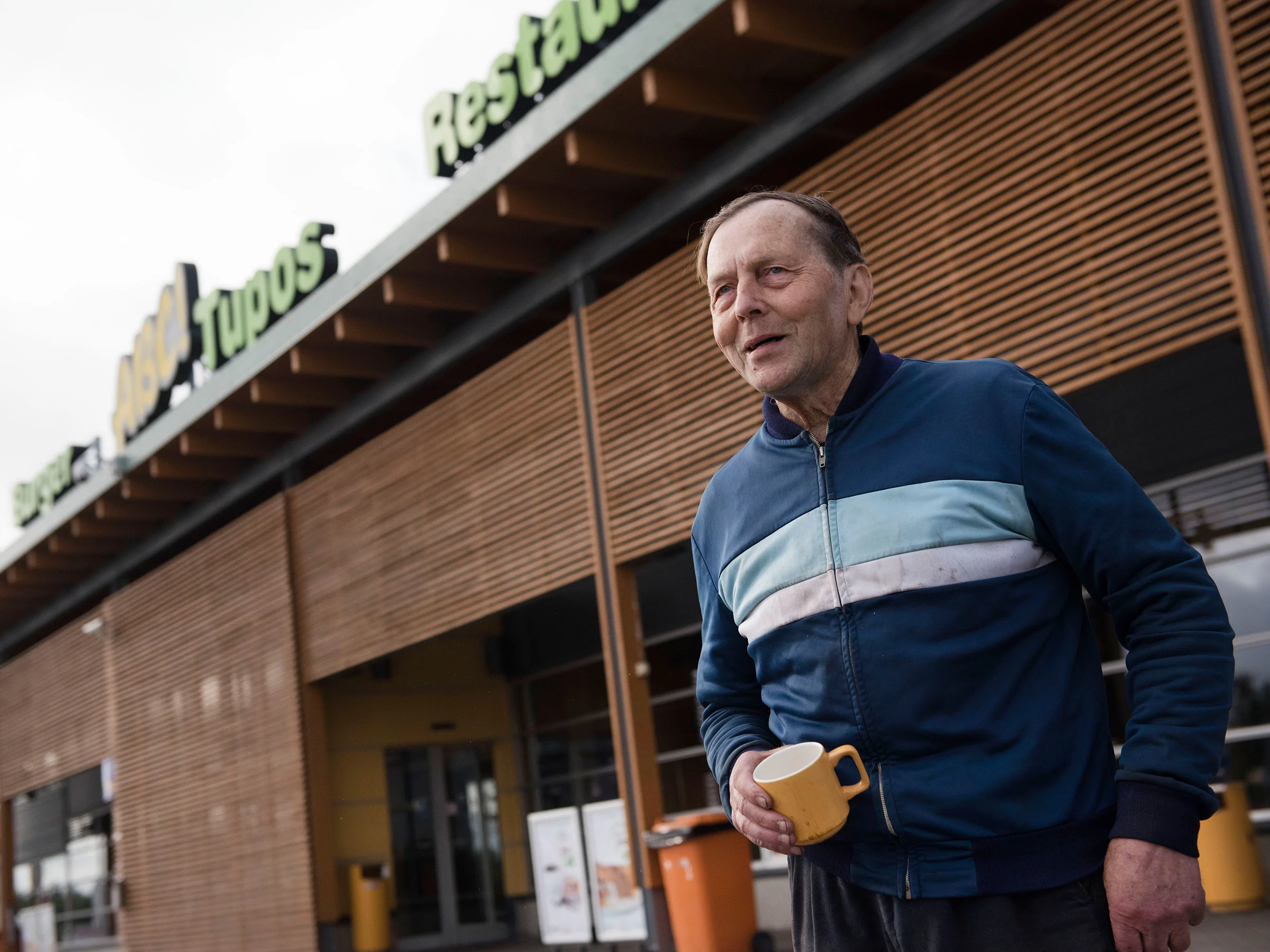 Lintuharrastaja ja luonnonsuojelija Juhani Hirvelä käy Limingan Tupoksen ABC:llä kahvilla joskus monta kertaa päivässä retkiensä välissä. Liminganlahti on Suomen parasta lintualuetta.
