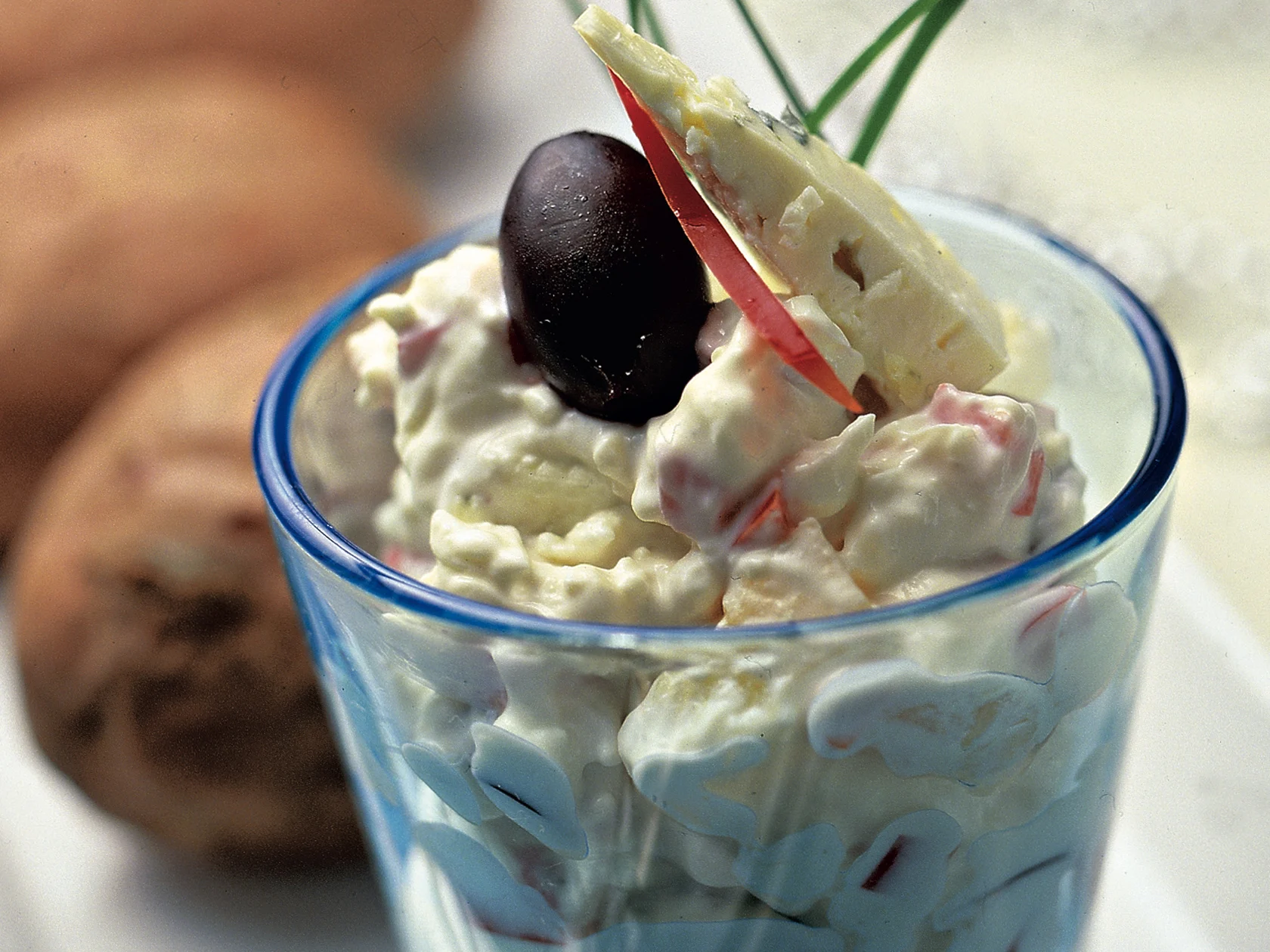 Uuniperuna kasvistäytteellä