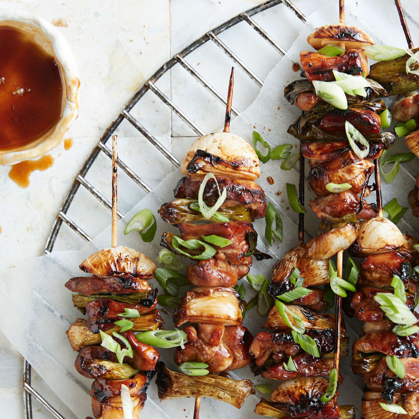 Yakitori-vartaat grillissä