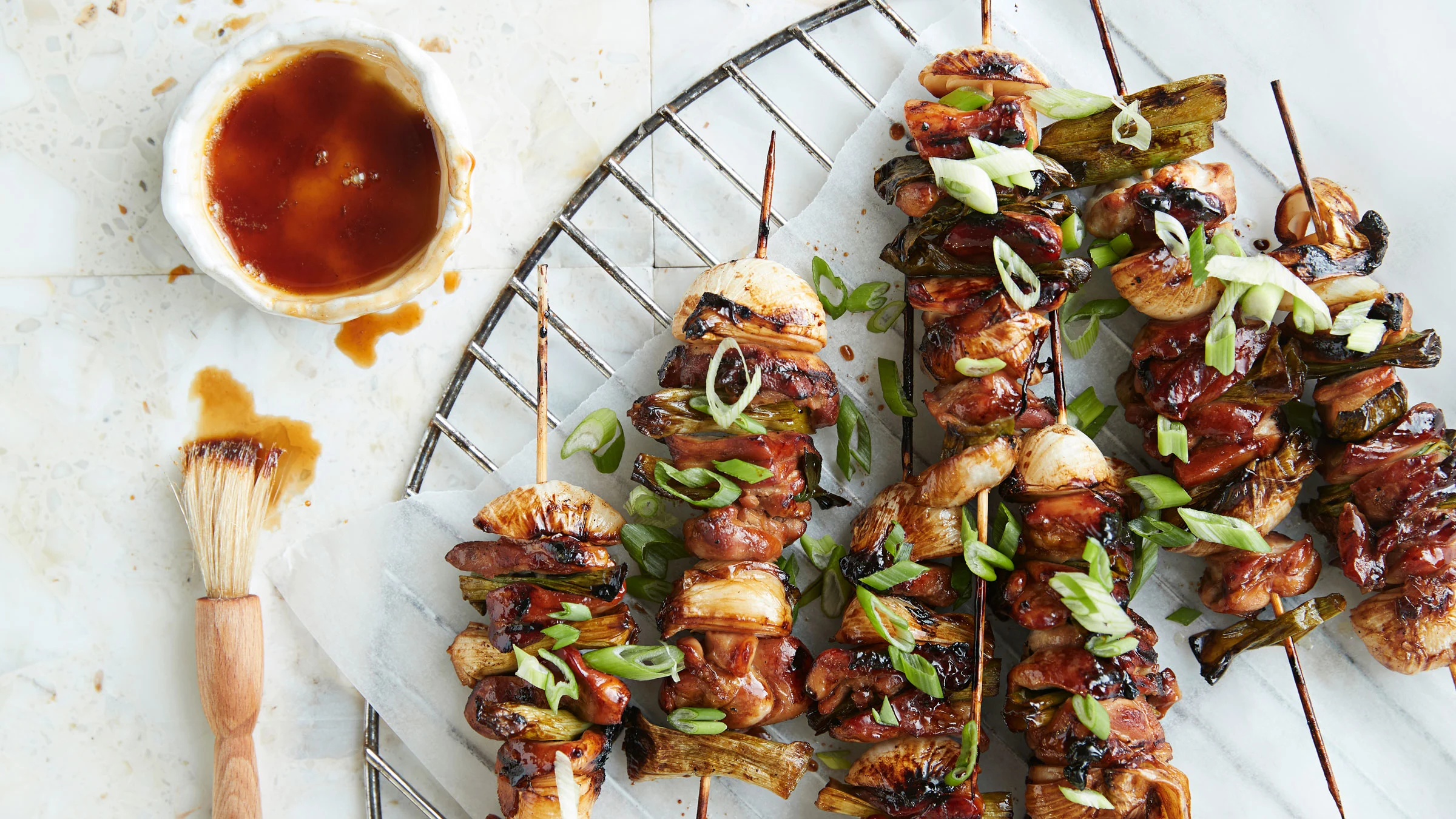 Yakitori-vartaat grillissä